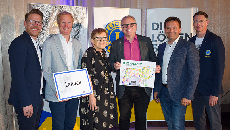 Foto von links nach rechts: Jürgen Rochla (Präsident des Lions Club Horn), Mag. Julius Kiennast, Künstlerin Silvia Edinger, DI Daniel Mayerhofer (Bürgermeister Langau), Ernst Andre (Gemeinderat Langau) und DI Stefan Rosner (Lions Mitglied); (c) LionsClub